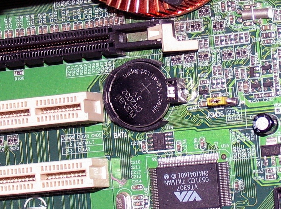 Батарейка CR2032 на материнской плате компьютера